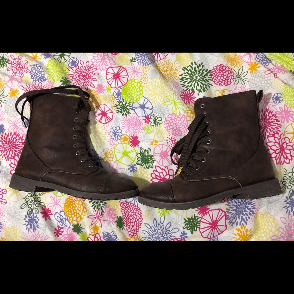 Brown boots that are very cute for the fall time